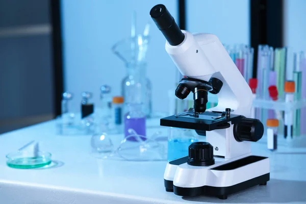 Modern Mikroszkóp Üveglemezzel Fehér Asztalon Laboratóriumban Szöveg Helye — Stock Fotó