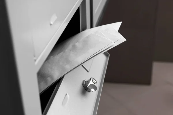 Caixa Correio Metal Aberta Com Envelopes Dentro Casa Vista Close — Fotografia de Stock