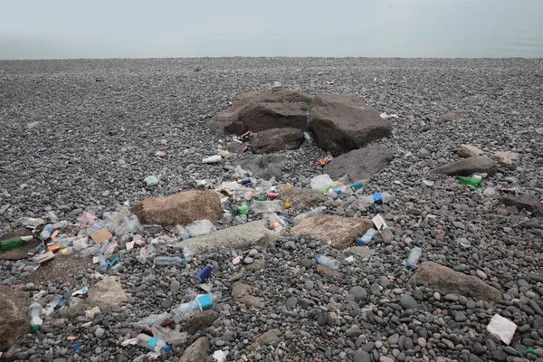 Müll Verstreut Auf Kieselsteinen Der Nähe Des Meeres Recycling Problem — Stockfoto