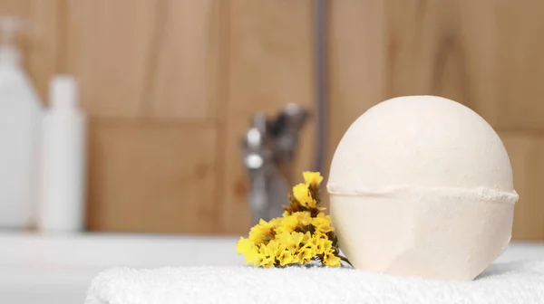 Havluyla Banyo Bombası Kapalı Küvette Çiçekler Yakın Çekim Metin Için — Stok fotoğraf