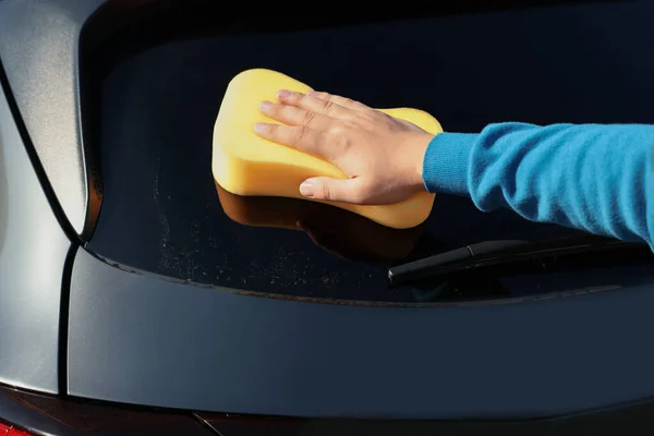 Άνθρωπος Πλύσιμο Αυτοκινήτου Σφουγγάρι Εξωτερικούς Χώρους Κοντινό Πλάνο — Φωτογραφία Αρχείου