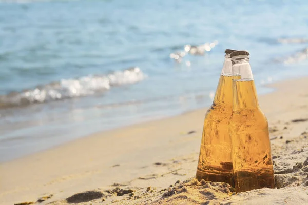 Пляшки Холодного Пива Піщаному Пляжі Біля Моря Простір Тексту — стокове фото
