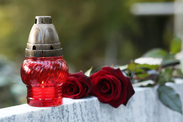 Червоні Троянди Могильний Ліхтар Надворі Простір Тексту Церемонія Похорону — стокове фото