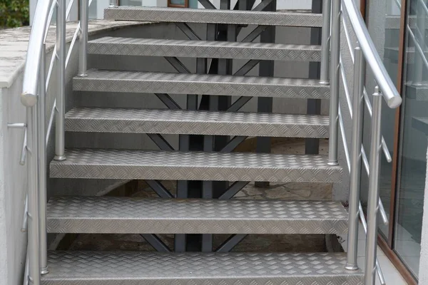 Vista Hermosas Escaleras Metal Con Barandillas Aire Libre — Foto de Stock