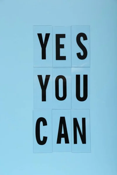 Phrase Yes You Can Van Kunststof Letters Lichtblauwe Achtergrond Bovenaanzicht — Stockfoto