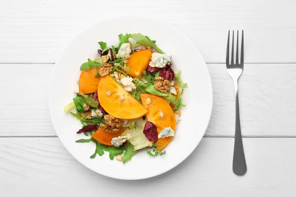 Délicieuse Salade Kaki Fourchette Sur Table Bois Blanc Plat — Photo