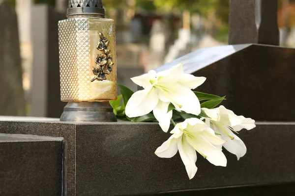 Білі Лілії Важке Світло Сірому Гранітному Надгробку Відкритому Повітрі Церемонія — стокове фото