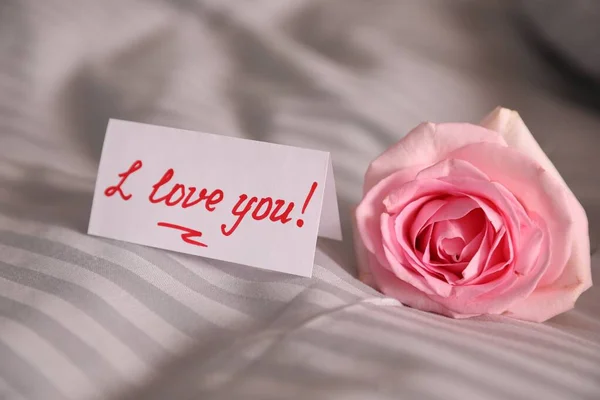 Poznámka Ručně Psaným Textem Miluji Blízko Růžové Růže Posteli Detailní — Stock fotografie