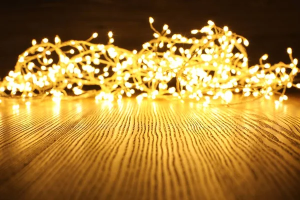 Luzes Natal Brilhantes Bonitas Mesa Madeira Espaço Para Texto — Fotografia de Stock