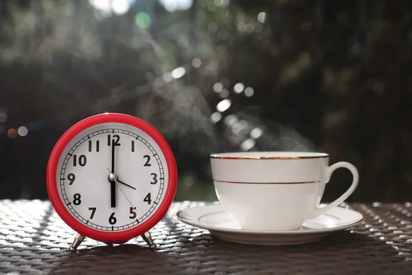 Reloj Despertador Taza Con Bebida Caliente Mesa — Foto de Stock