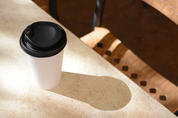 カフェのベージュテーブルの上にテイクアウトコーヒーカップ テキストのためのスペース — ストック写真