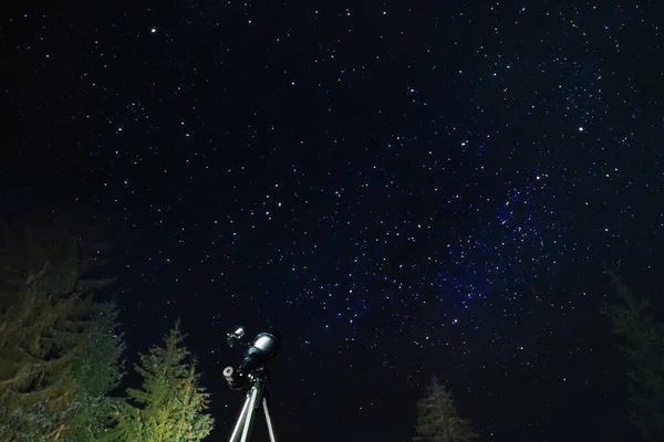 Современный Телескоп Ночью Открытом Воздухе Низким Углом Обзора Изучение Астрономии — стоковое фото
