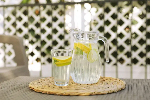 Glas Und Krug Wasser Mit Zitronen Auf Dem Tisch Freien — Stockfoto