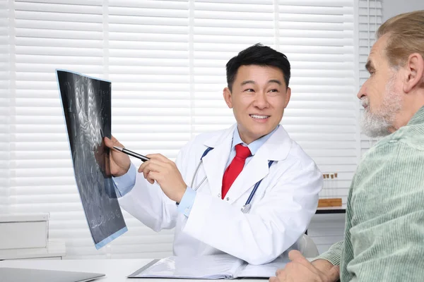 Feliz Médico Mostrando Imágenes Resonancia Magnética Paciente Mayor Hospital — Foto de Stock