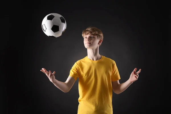 Tonårspojken Leker Med Fotboll Svart Bakgrund — Stockfoto