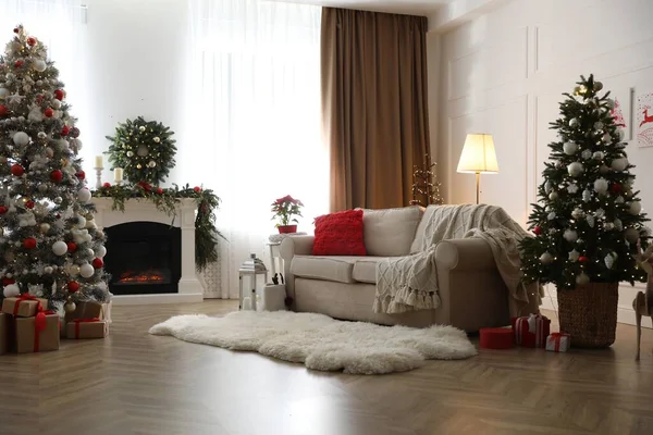 Festliches Wohnzimmer Interieur Mit Weihnachtsbäumen Und Kamin — Stockfoto