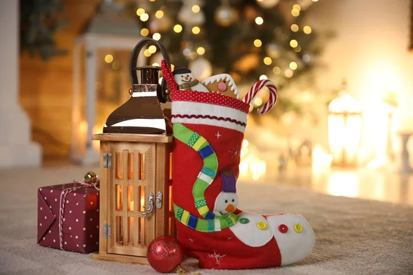 Strumpf Süßigkeiten Geschenkbox Und Laterne Auf Dem Tisch Tradition Nikolaustag — Stockfoto