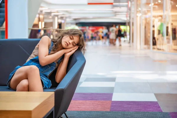 Stanca Adolescente Che Dorme Sul Divano Nel Centro Commerciale — Foto Stock