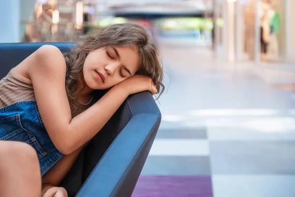 Stanca Adolescente Che Dorme Sul Divano Nel Centro Commerciale — Foto Stock