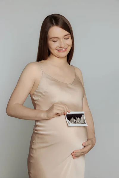 Gravid Kvinna Med Ultraljud Bild Barnet Ljusgrå Bakgrund — Stockfoto