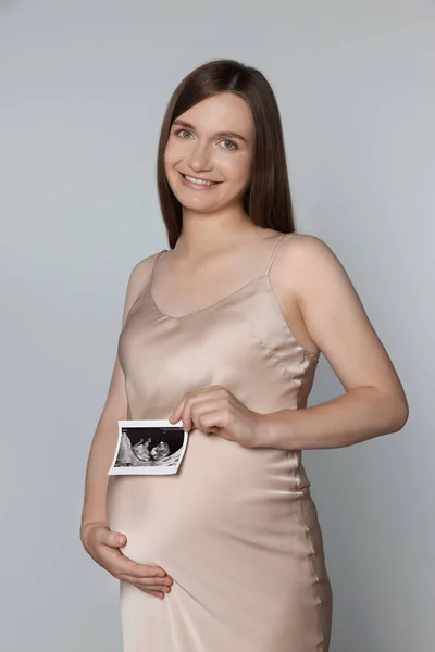 Kobieta Ciąży Usg Dziecka Jasnoszarym Tle — Zdjęcie stockowe