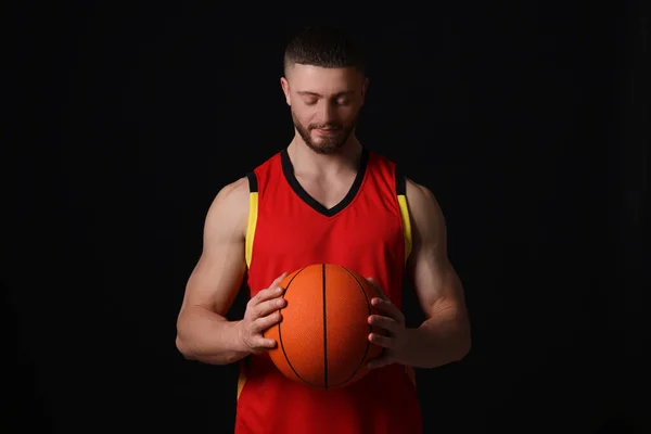Sportlicher Junger Mann Mit Basketballball Auf Schwarzem Hintergrund — Stockfoto