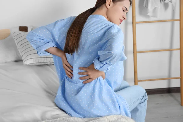Hátfájástól Szenved Miközben Otthon Ágyon Scoliosis Tünetei — Stock Fotó