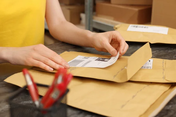 Працівник Поштового Відділення Приклеює Штрих Код Посилку Приміщенні Крупним Планом — стокове фото