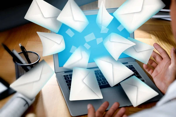 Mail Spam Man Met Laptop Veel Letters Close — Stockfoto