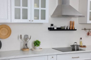 Range kapüşonlu ve mobilyalı zarif bir mutfak.