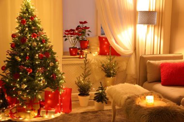 Noel süsleriyle dolu oturma odası. Şenlikli iç tasarım