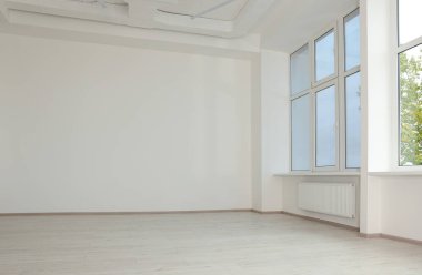 Temiz pencereli ve beyaz duvarlı yeni boş oda