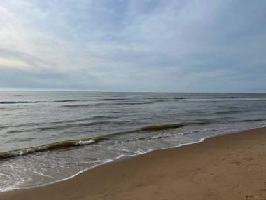 Güzel deniz ve gökyüzünün resimli görüntüsü