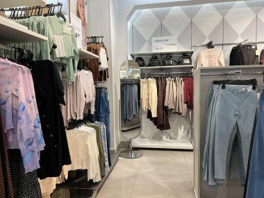 Varşova, Polonya - 26 Temmuz 2022: Alışveriş merkezinde moda mağazası görüntüsü