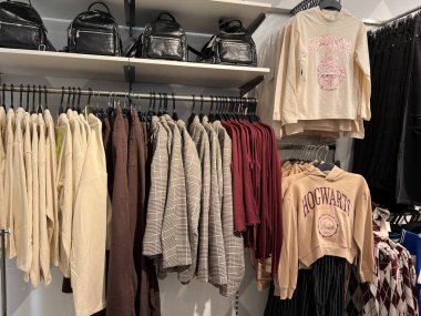 Varşova, Polonya - 26 Temmuz 2022: Alışveriş merkezinde moda mağazası görüntüsü