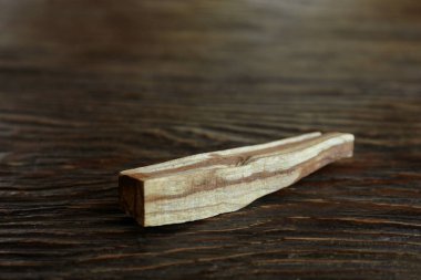 Palo Santo ahşap masaya yapıştı, yakın plan.