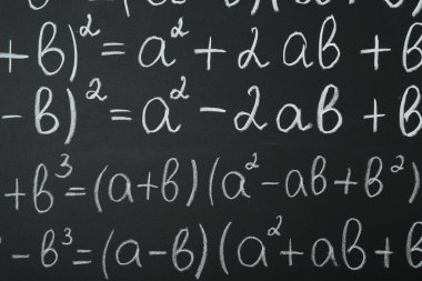Kara tahtaya yazılmış birçok farklı matematik formülü, yakın plan