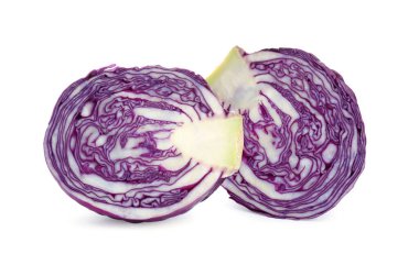 Beyaz arka planda taze kırmızı lahana.