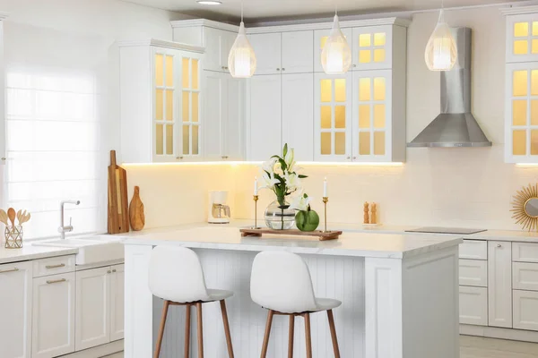 Luxus Kücheneinrichtung Mit Neuen Stilvollen Möbeln — Stockfoto