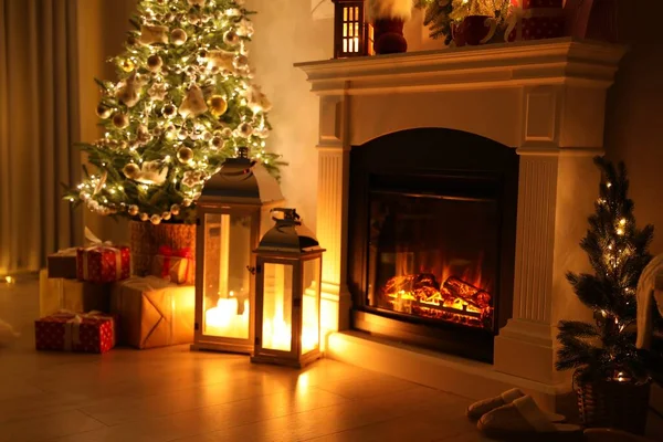 Güzel Bir Şömine Noel Ağacı Gece Oturma Odasında Diğer Süslemeler — Stok fotoğraf
