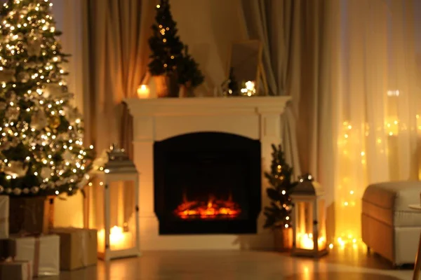 漂亮的壁炉 圣诞树和其他装饰在客厅的夜晚 模糊的视野 室内设计 — 图库照片