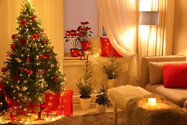 客厅里有圣诞装饰品 节日室内设计 — 图库照片