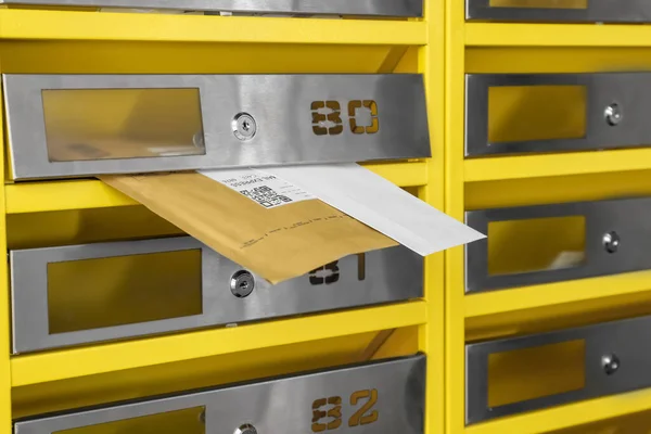 Μεταλλικά Γραμματοκιβώτια Κλειδαρότρυπες Αριθμούς Και Αλληλογραφία Στο Ταχυδρομείο — Φωτογραφία Αρχείου
