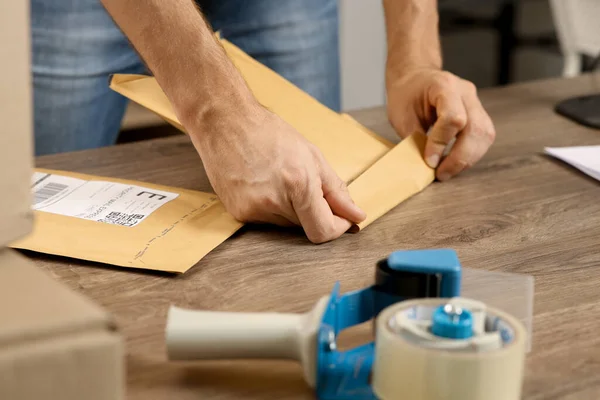 Postkantoor Werknemer Verzegeling Zelfklevende Papieren Zak Aan Balie Binnen Close — Stockfoto