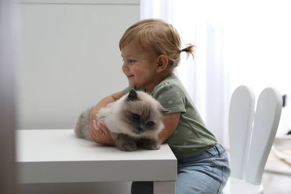 Mignon Petit Enfant Avec Adorable Animal Compagnie Table Blanche Dans — Photo