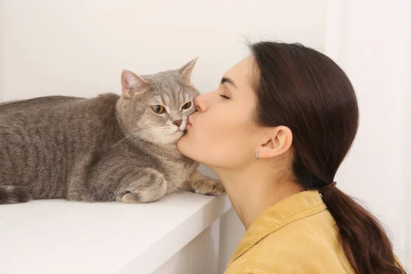 Νεαρή Γυναίκα Φιλάει Την Αξιολάτρευτη Γάτα Της Στο Σπίτι — Φωτογραφία Αρχείου