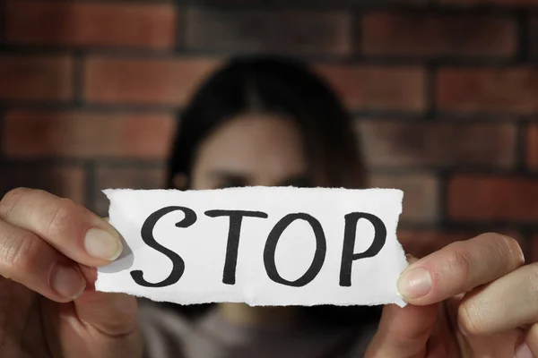 Concetto Violenza Domestica Donna Possesso Carta Con Parola Scritta Stop — Foto Stock