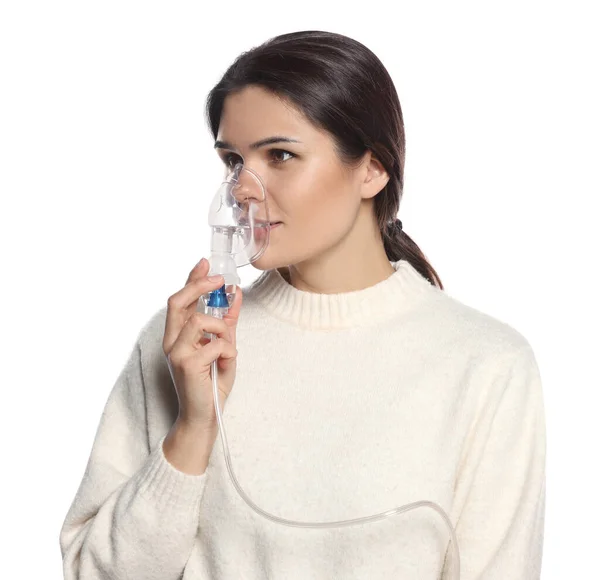 Mujer Joven Usando Nebulizador Sobre Fondo Blanco — Foto de Stock