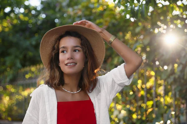 Retrato Mujer Joven Feliz Sombrero Paja Aire Libre Día Soleado —  Fotos de Stock