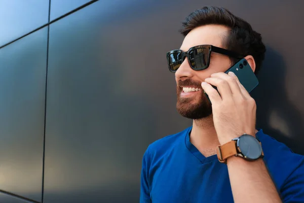 Homem Feliz Falar Telefone Perto Parede Cinzenta Espaço Para Texto — Fotografia de Stock